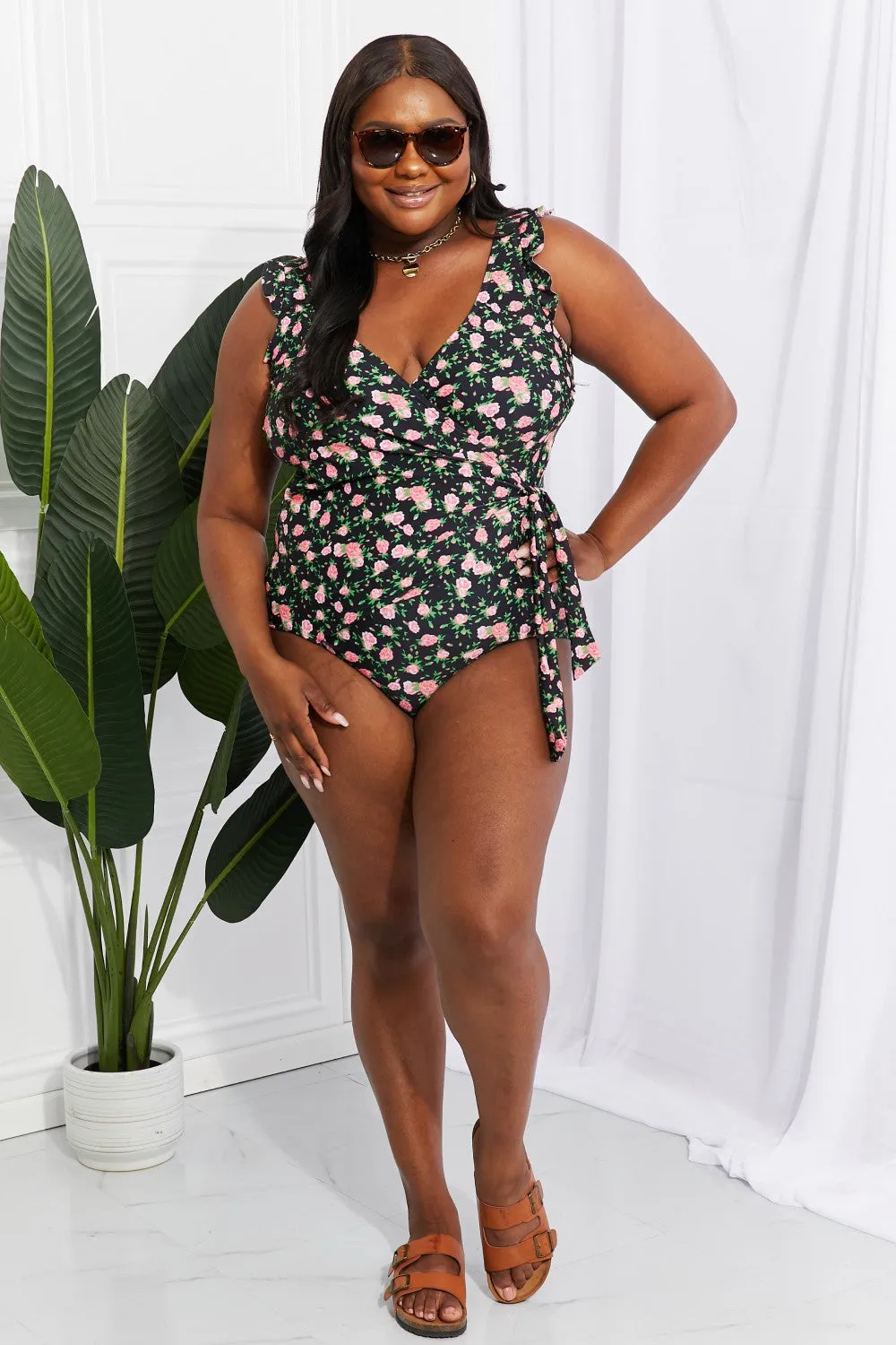 Marina West Swim-Badeanzug in voller Größe mit Rüschen und Faux-Wrap-Einteiler in Blumenmuster