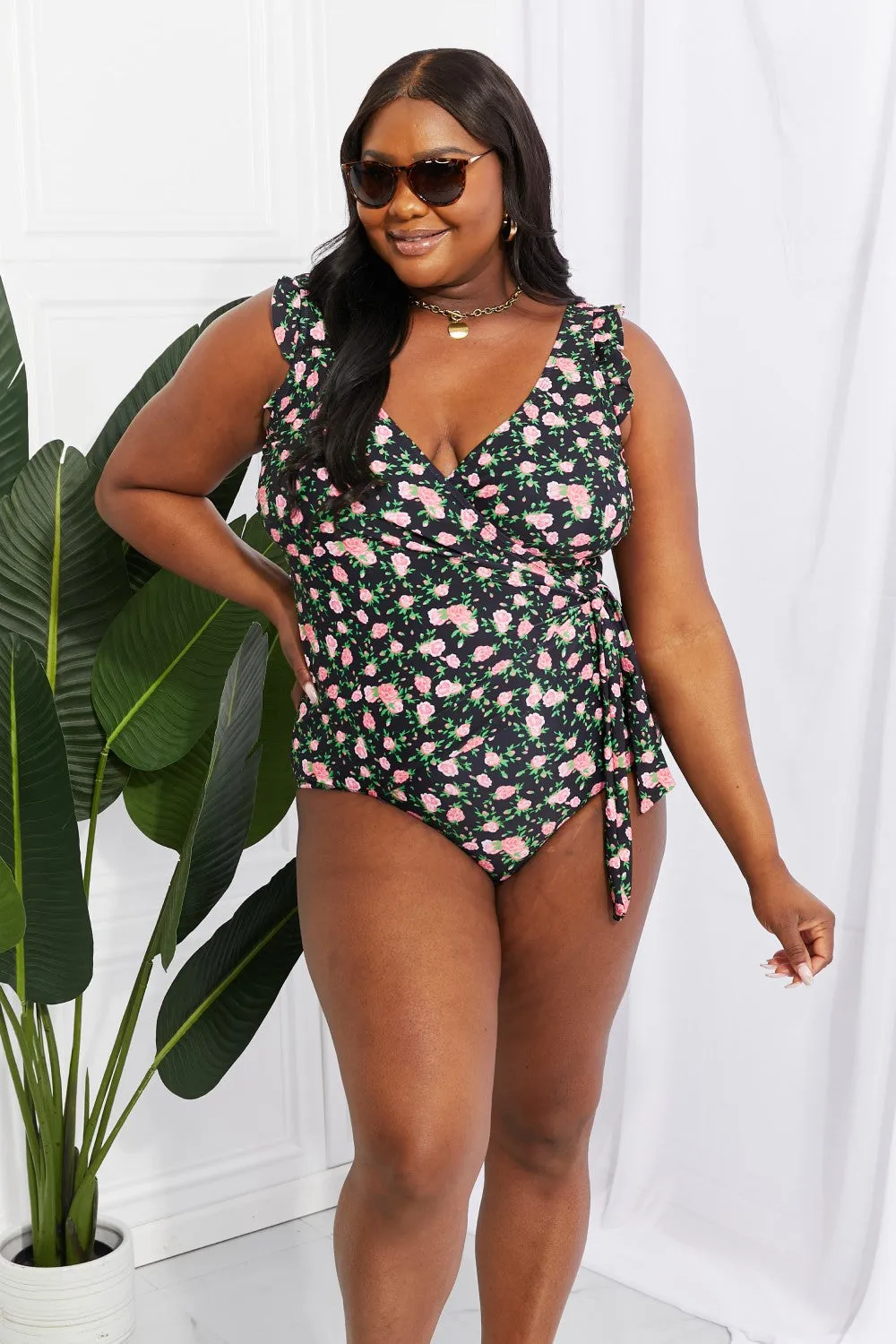 Marina West Swim-Badeanzug in voller Größe mit Rüschen und Faux-Wrap-Einteiler in Blumenmuster