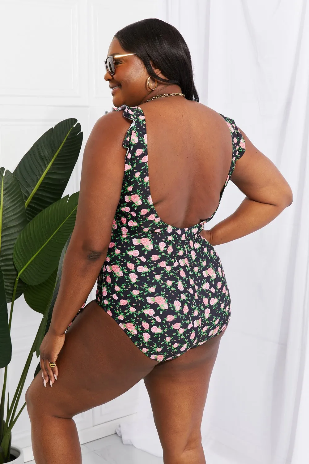 Marina West Swim-Badeanzug in voller Größe mit Rüschen und Faux-Wrap-Einteiler in Blumenmuster