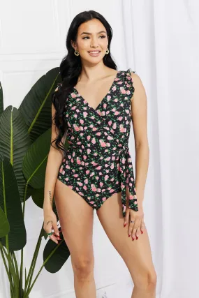 Marina West Swim-Badeanzug in voller Größe mit Rüschen und Faux-Wrap-Einteiler in Blumenmuster